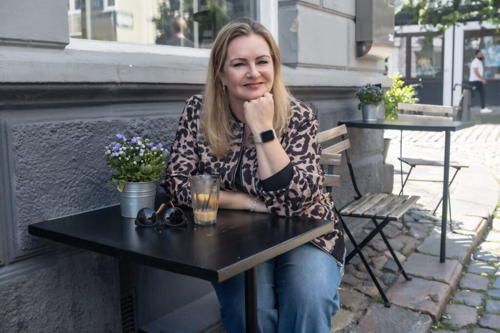 liefecoach daniela woehlert sitzt im cafe